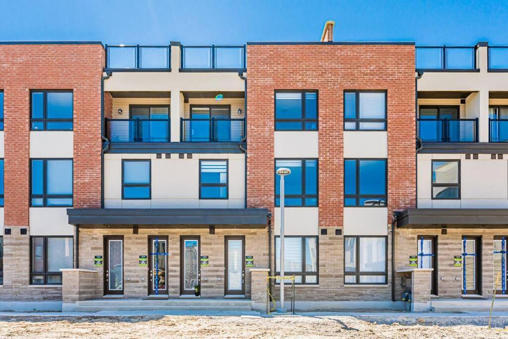 Cheerful 3Br Townhouse With Patio Villa Toronto Exterior foto